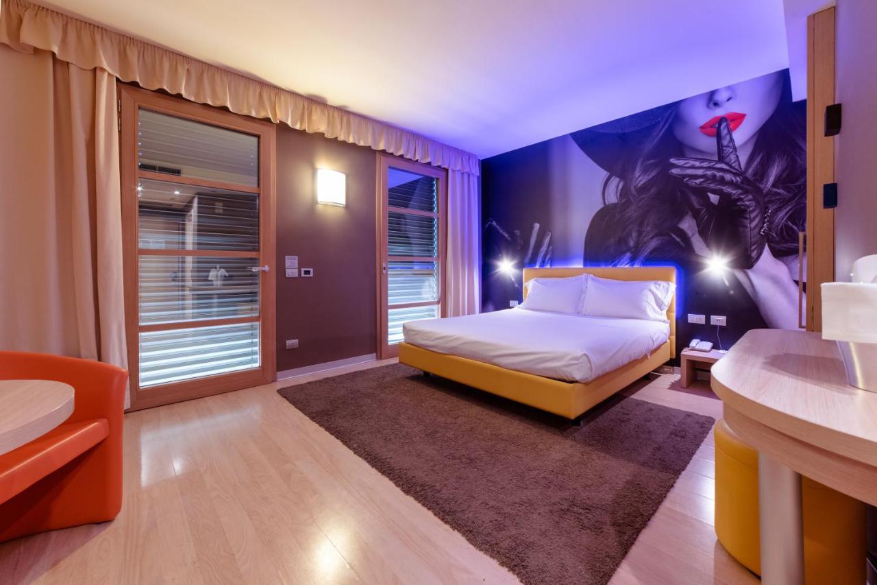 Motel Hotel Piranha Cameriano Exterior photo