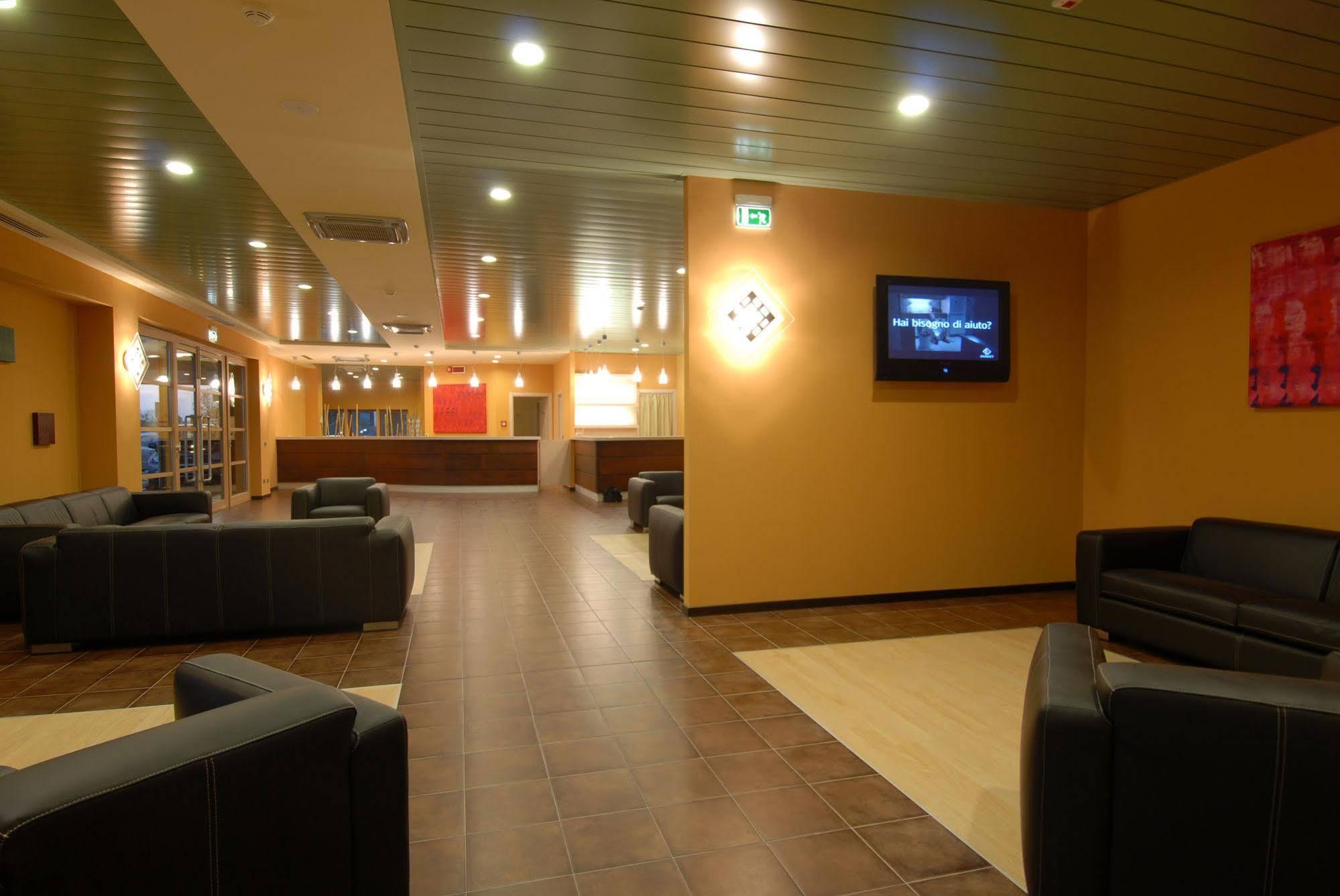 Motel Hotel Piranha Cameriano Exterior photo